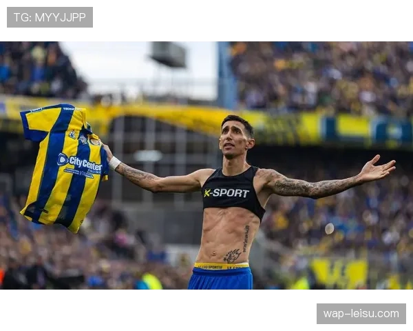 特写：麦迪逊任意球破门后，向看台上刚刚出生的儿子做出的摇篮庆祝动作