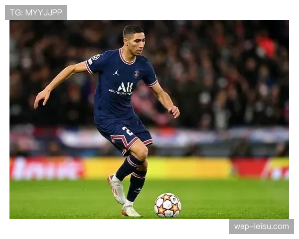 特写:镜头下的安切洛蒂,在球队由攻转守瞬间的紧张指挥与情绪变化。 特写:镜头下的安切洛蒂,在球队由攻转守瞬间的紧张指挥与情绪变化。