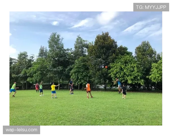 马赛俱乐部联合当地学校开展足球课堂,演示攻防转换基本要领 马赛俱乐部联合当地学校开展足球课堂,演示攻防转换基本要领